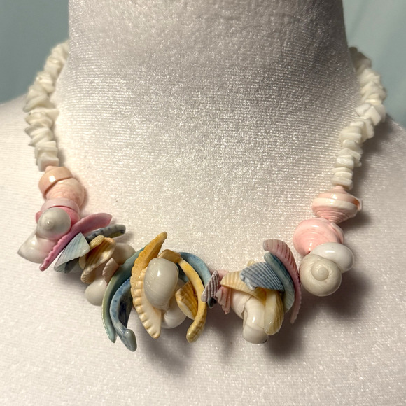 VTG Seashell Necklace 1970s Statement Pastel Barrel Clasp Beachcomber Style 18" - Picture 1 of 6